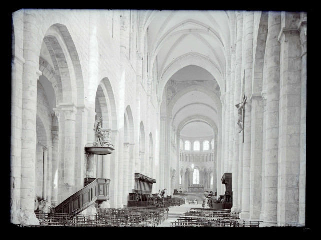 Nef et choeur de l'église Saint-Benoit de Saint-Benoit-sur-Loire (Loiret).