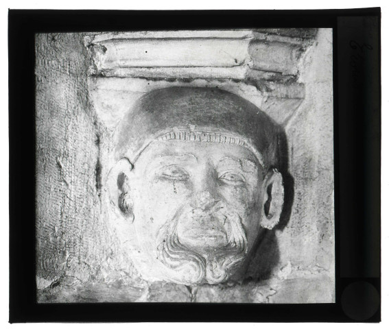 Collégiale Notre-Dame de l'Assomption d'Écouis (Eure), culot sculpté orné d'une tête.