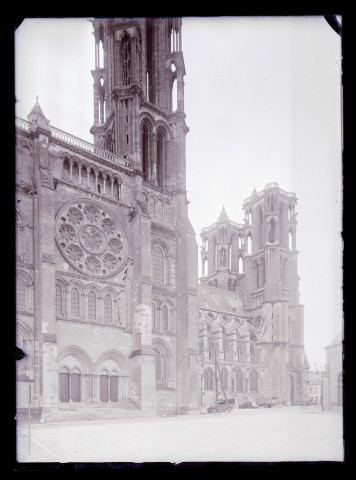 Façade latérale et tours de la cathédrale Notre-Dame de Laon (Aisne).