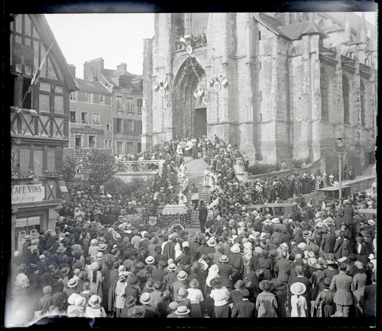 Procession en l'honneur de la béatification de Sainte-Thérèse de Lisieux à Lisieux (Calvados).