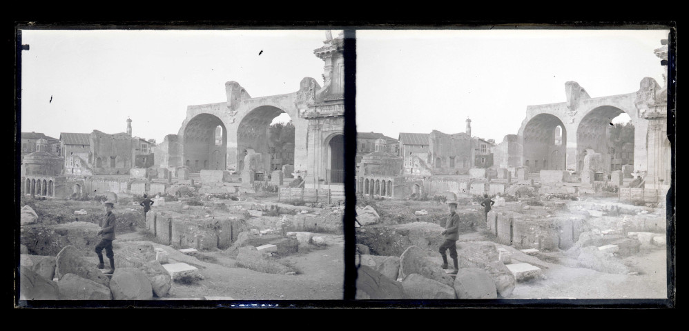 Ruines de temple romain et arc de triomphe de Septimius Severus en l'honneur de la bataille remportée à Rome (Italie).