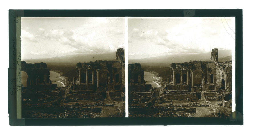 Ruines du théâtre grec de Taormina en Sicile (Italie).