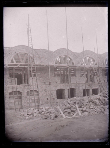 Bâtiment en pierres en construction.