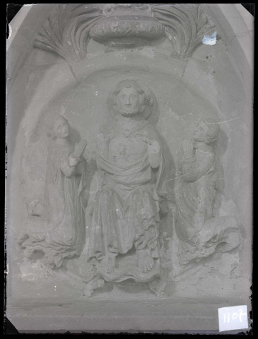 Église du Bec au Bec-Hellouin (Eure), bas-relief.