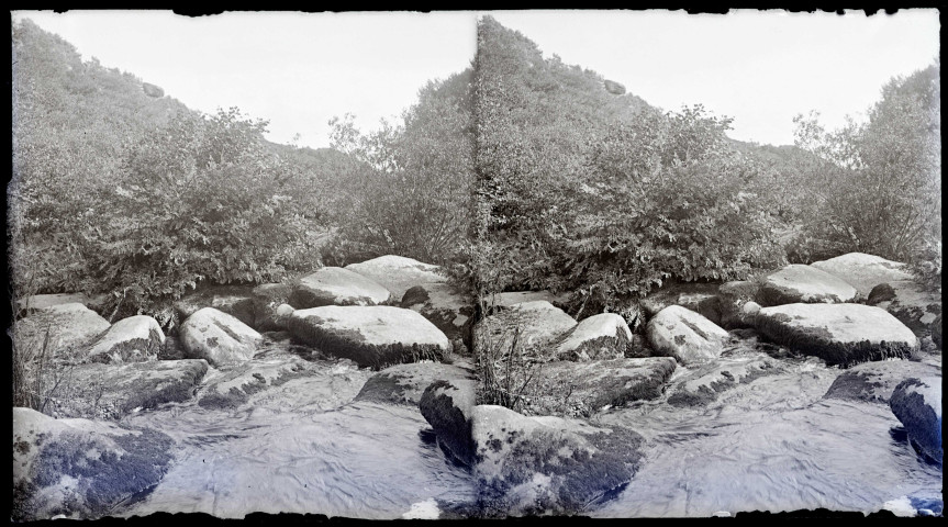 Rivière traversant la campagne bretonne.