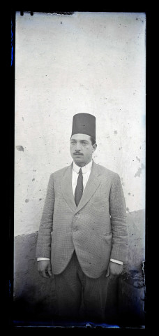 Égyptien en costume occidental.