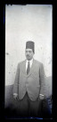 Égyptien en costume occidental.