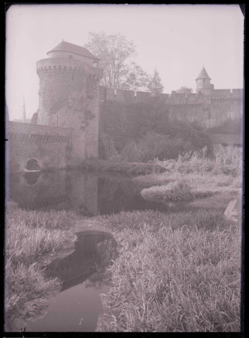 Remparts et douves du château de Fougères (Ille-et-Vilaine).