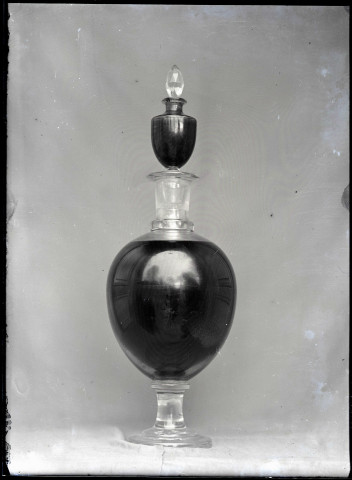 Carafe de pharmacie de l'officine de Monsieur Homais, personnage du roman Madame Bovary de Flaubert, conservée au musée de Ry (Seine-Maritime).