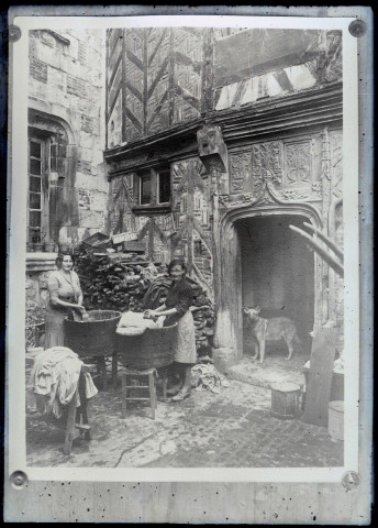 Femmes à la lessive dans la cour de la maison d'Henri IV de Caudebec-en-Caux (Seine-Maritime).