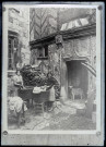 Femmes à la lessive dans la cour de la maison d'Henri IV de Caudebec-en-Caux (Seine-Maritime).