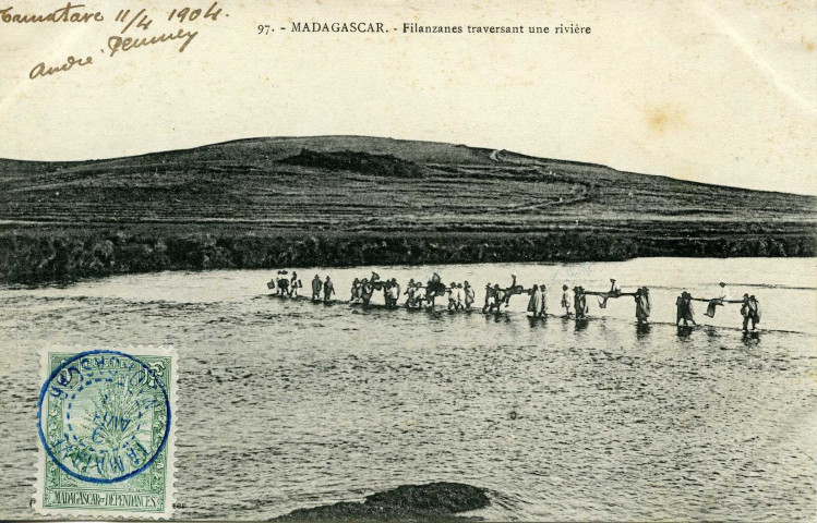 MADAGASCAR. - Filanzanes traversant une rivière