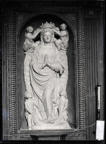 Statue représentant le couronnement de la Vierge de l'église de Douains (Eure).