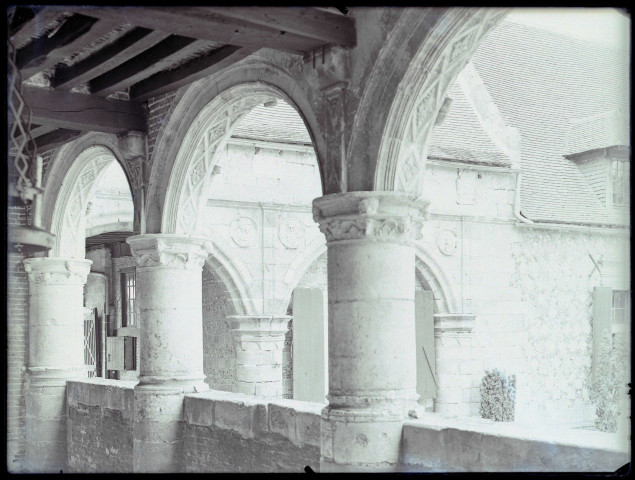Vue intérieure de la galerie sur cour du manoir d'Ango de Varengeville-sur-Mer (Seine-Maritime).