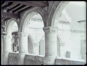 Vue intérieure de la galerie sur cour du manoir d'Ango de Varengeville-sur-Mer (Seine-Maritime).
