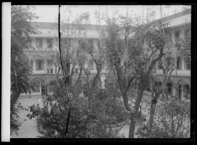 Cour intérieure de l'orphelinat Saint-Joseph à Beyrouth (Liban).