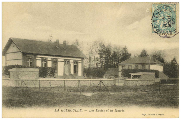 Guéroulde (La). Les Ecoles et la Mairie.