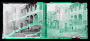 Ruelle et habitations à plusieurs niveaux.