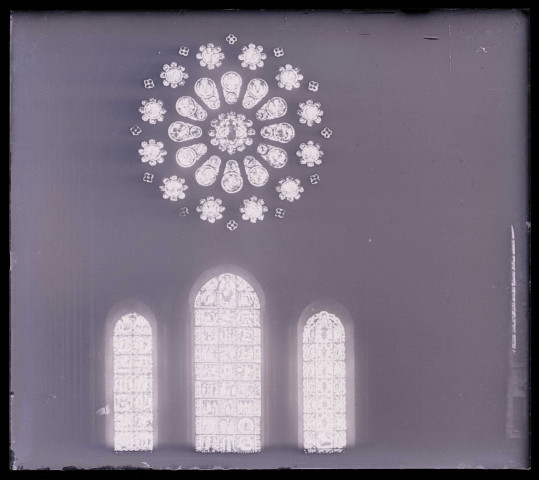 Rosace et trois vitraux au revers du portail occidental de la cathédrale de Chartres (Eure-et-Loir)