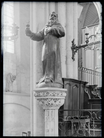 Statue de l'entrée du chœur côté sud de l'église collégiale Saint-Laurent, église Notre-Dame de Eu (Seine-Maritime).