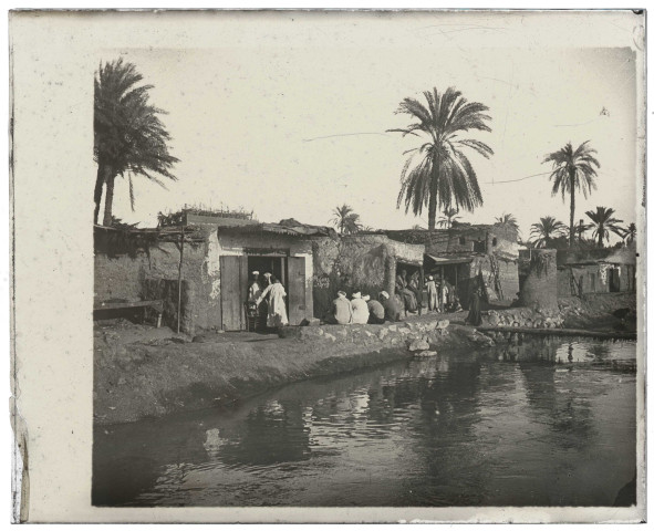 Canaux d'irrigation dans les habitations d'El-Cheikh-Fadl (Égypte).