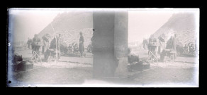 Scène de marché au pied d'une forteresse.