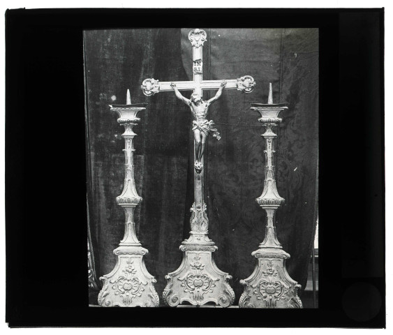 Église Saint-Nicolas de Beaumont-le-Roger (Eure), deux pique-cierges et un crucifix.