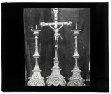 Église Saint-Nicolas de Beaumont-le-Roger (Eure), deux pique-cierges et un crucifix.