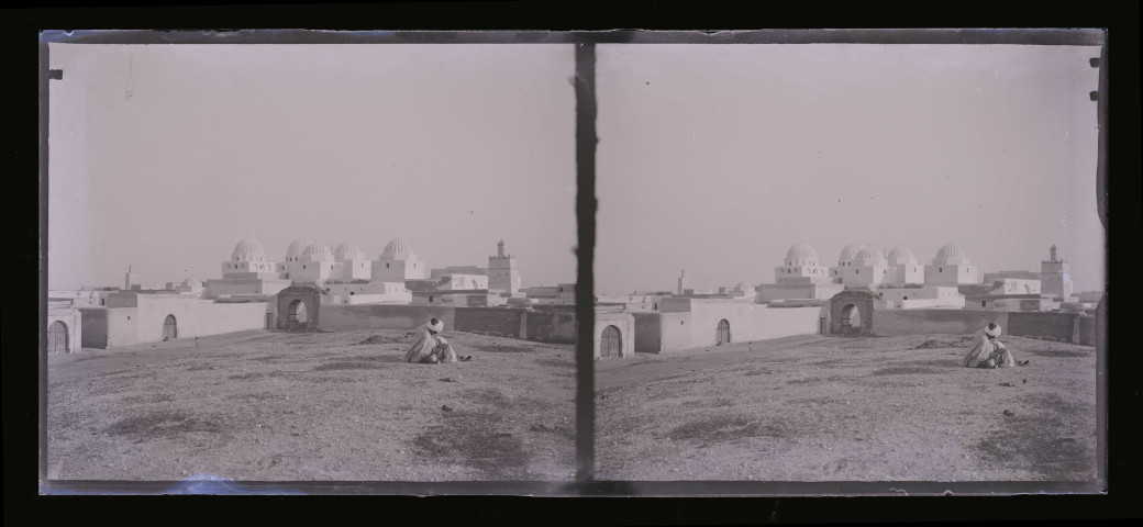 Mausolée et minaret dans la campagne algérienne.