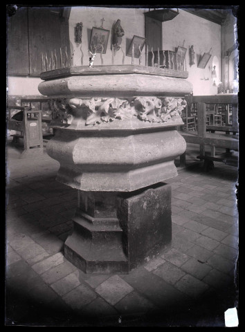 Église de Tilleul-Dame-Agnès (Eure), fonts baptismaux.