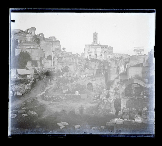 Ruines et vestiges du Forum romain au pied du Capitole de Rome (Italie), au loin l'arc de triomphe de Septime Sévère.