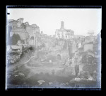 Ruines et vestiges du Forum romain au pied du Capitole de Rome (Italie), au loin l'arc de triomphe de Septime Sévère.