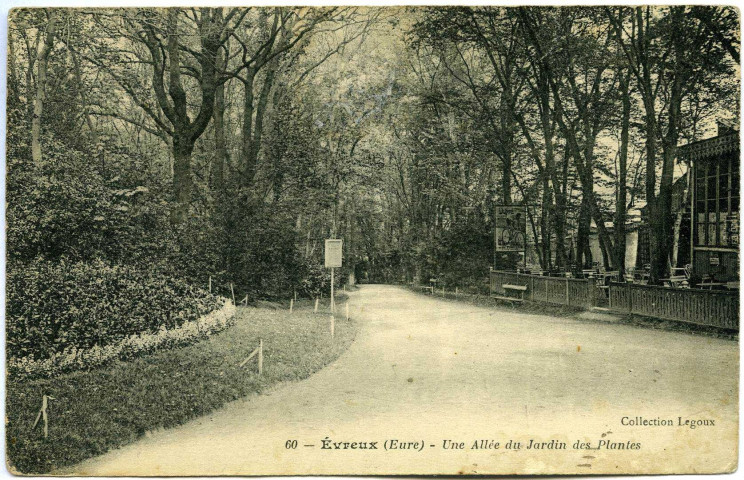 Evreux-Ville. Une Allée du Jardin des Plantes.