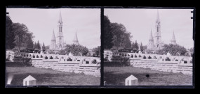 Procession devant la basilique de Lourdes (Hautes-Pyrénées).