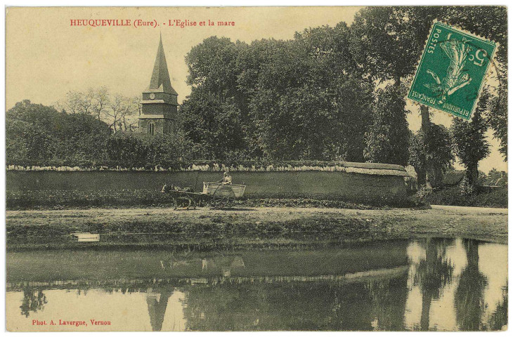 Heuqueville. L'Eglise et la mare.