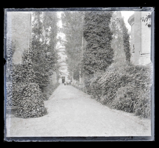 Allée d'un jardin public italien.
