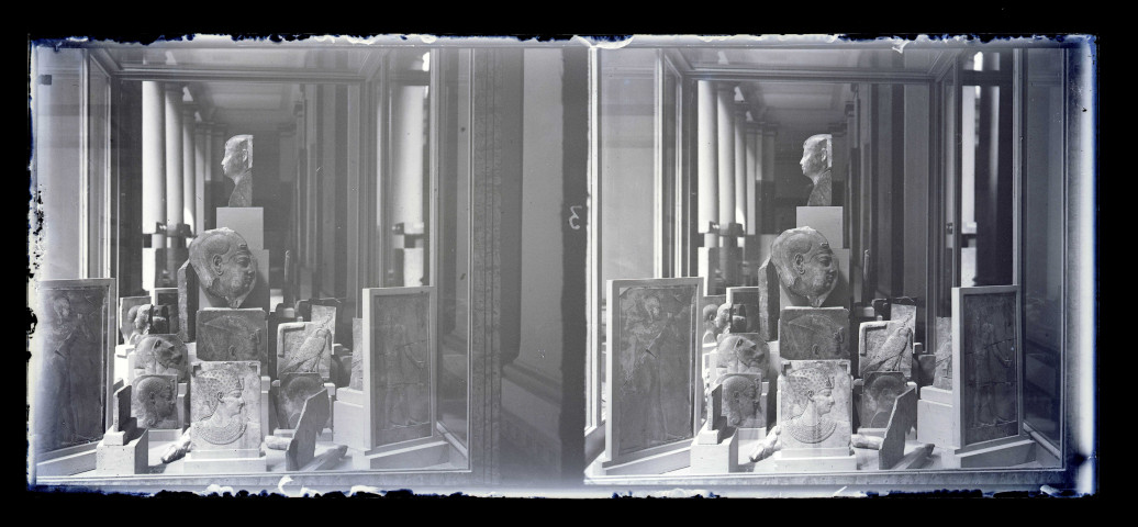 Salle et collections d'un musée égyptien.