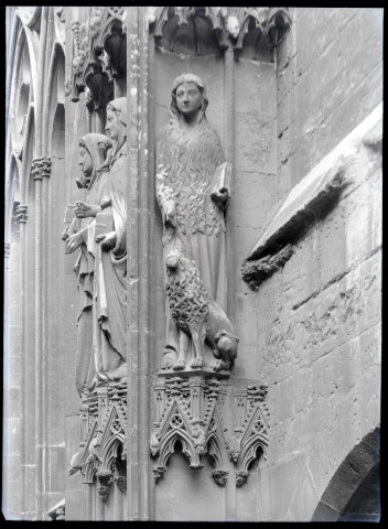 Retour du portail des Libraires avec les statues de Sainte-Marie l'Égyptienne, Sainte-Apolline et Sainte-Geneviève de la cathédrale Notre-Dame de l'Assomption de Rouen (Seine-Maritime).