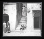 Jeunes enfants assis dans une ruelle en escalier d'un village de Sicile (Italie).