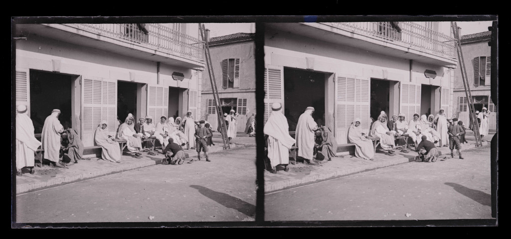 Coiffeur dans une rue d'une ville algérienne.