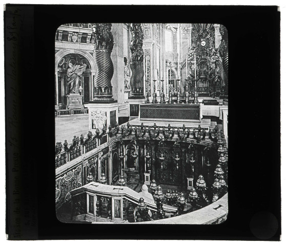 Basilique Saint-Pierre du Vatican, intérieur de la confession près du baldaquin.