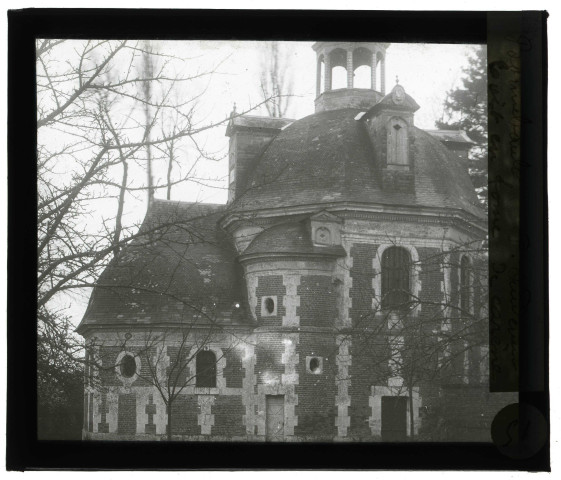 Chapelle Saint-Nicolas de Bonnebos à Manneville-sur-Risle (Eure), briques et pierres.