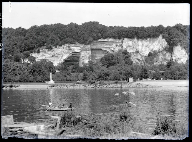 Jeunes gens à bord d'une barque sur la Seine aux environs des ruines et vestiges de l'abbaye de Jumièges (Seine-Maritime).