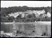 Jeunes gens à bord d'une barque sur la Seine aux environs des ruines et vestiges de l'abbaye de Jumièges (Seine-Maritime).