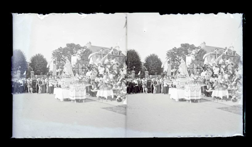 Procession de la Vierge au Monument de Jeanne d'Arc et à la basilique Notre-Dame de Bonsecours (Seine-Maritime).