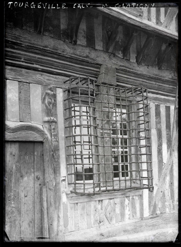 Fenêtre à grille en fer forgé du manoir de M. Glatigny à Tourgéville (Calvados).