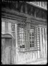 Fenêtre à grille en fer forgé du manoir de M. Glatigny à Tourgéville (Calvados).