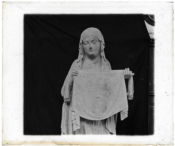 Statue en pierre de Sainte-Véronique de l'église d'Écouis (Eure).