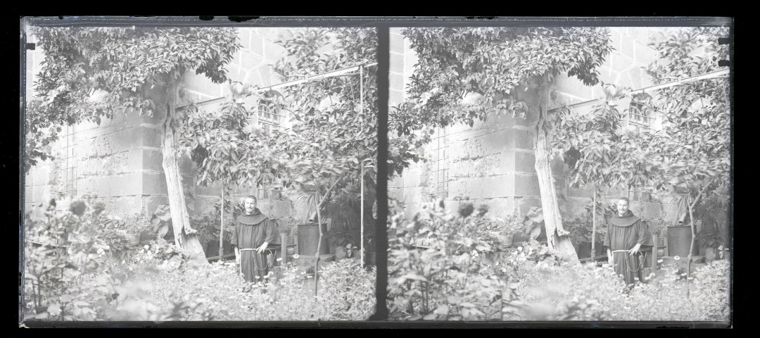 Moine catholique dans un potager.