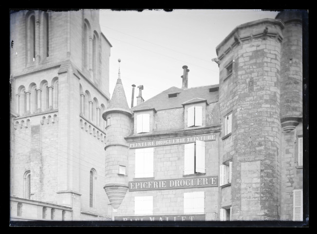 Détails de façades d'édifices (clocher, tour, « épicerie droguerie Paul Mallet »).